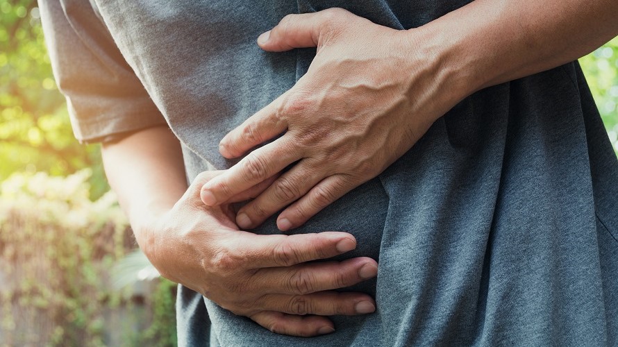 Mann mit Bauchschmerzen Mann hält sich schmerzenden Bauch